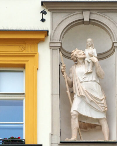Posąg świętego Krzysztofa z Jezusem na fasadzie budynku Krzysztofory będącym Muzeum Krakowa