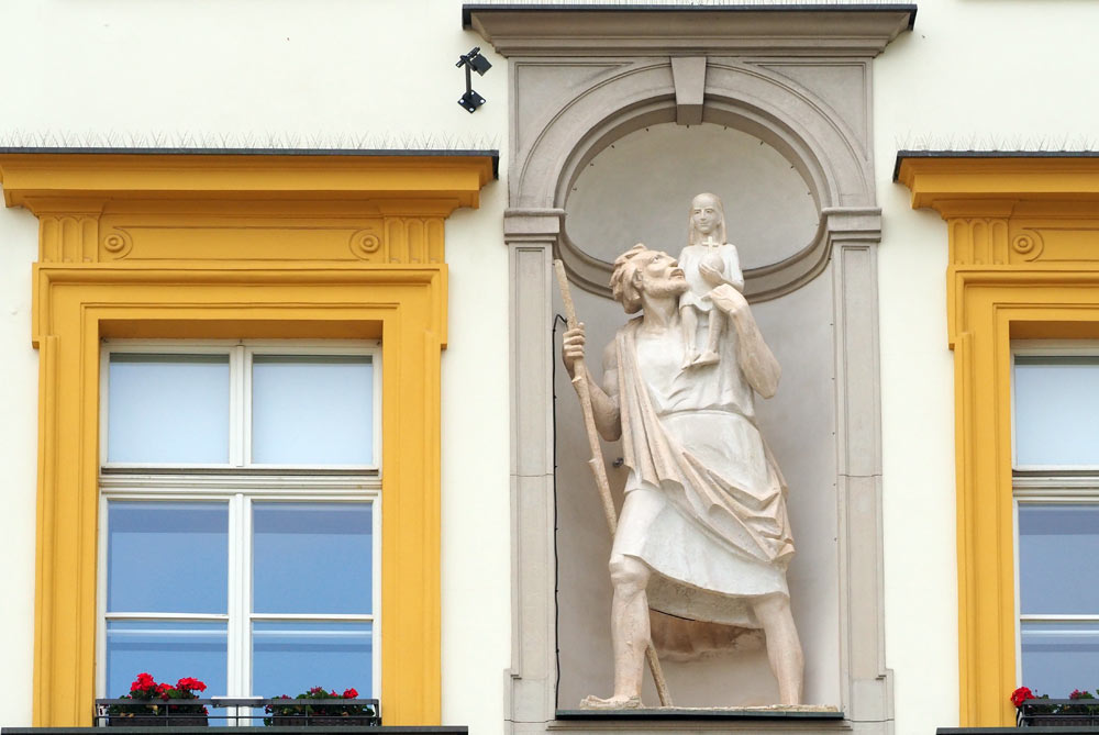 Posąg świętego Krzysztofa z Jezusem na fasadzie budynku Krzysztofory będącym Muzeum Krakowa